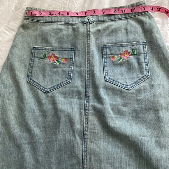 Topshop Jean skirt with front floral embroidered pockets with snaps. Size 6 - Picture 12 of 16